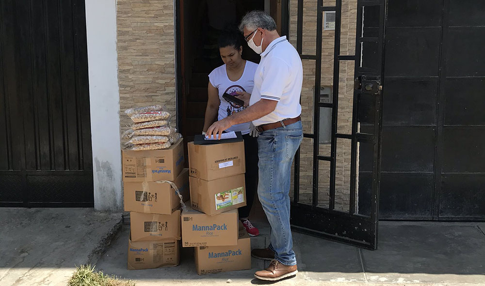 Entregan víveres a venezolanos en situación de pobreza en Perú